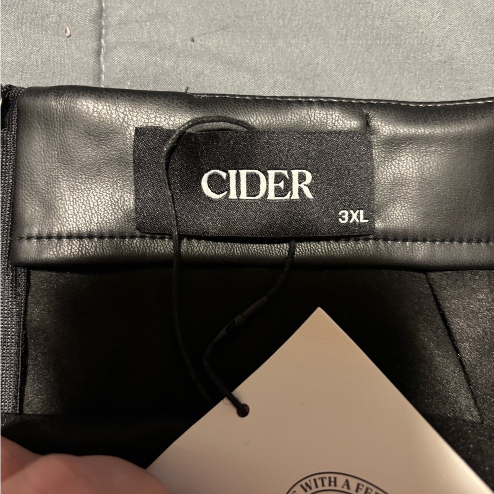 CIDER NWT Women’s Plus Black Faux Leather Mini Skirt Size 3XL - Picture 4 of 8